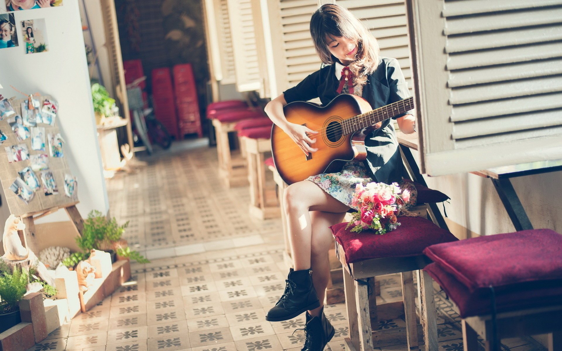 Парень играет на гитаре девушка. Девушка с гитарой. Фотосессия с гитарой. Девушка с электрогитарой. Девочка с гитарой.