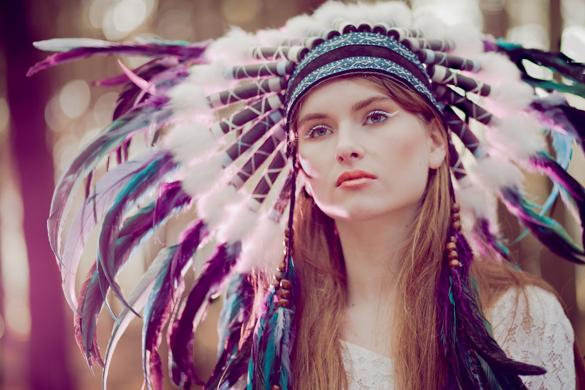 chica cara mirada tocado plumas