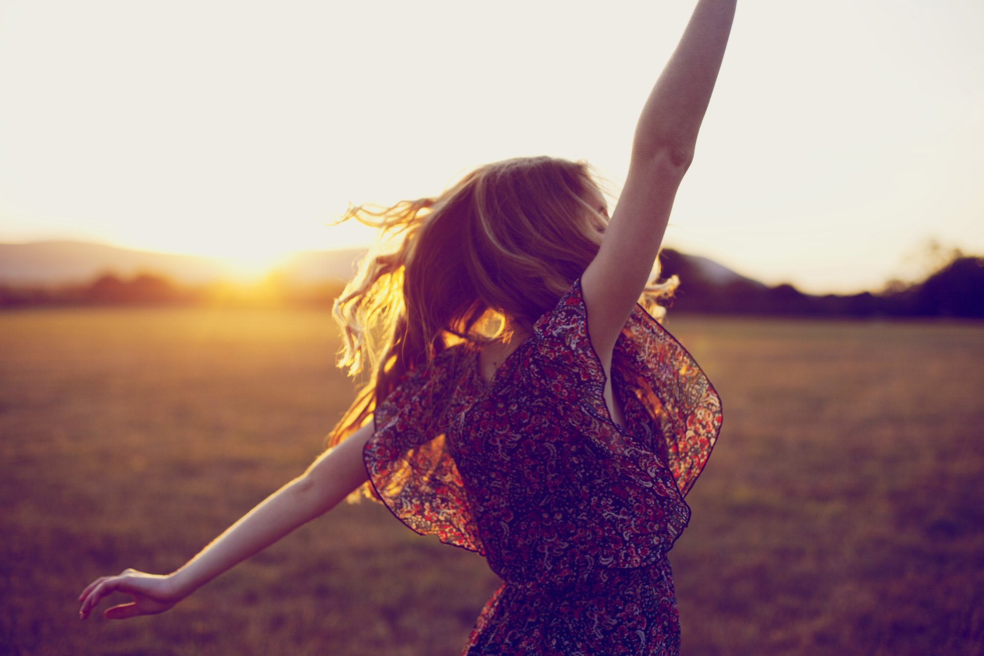 chica feliz chicas en la naturaleza rubia naturaleza al aire libre cabello pelo largo sol alegría montañas campo hierba pose puesta de sol rubio cabello montaña representar