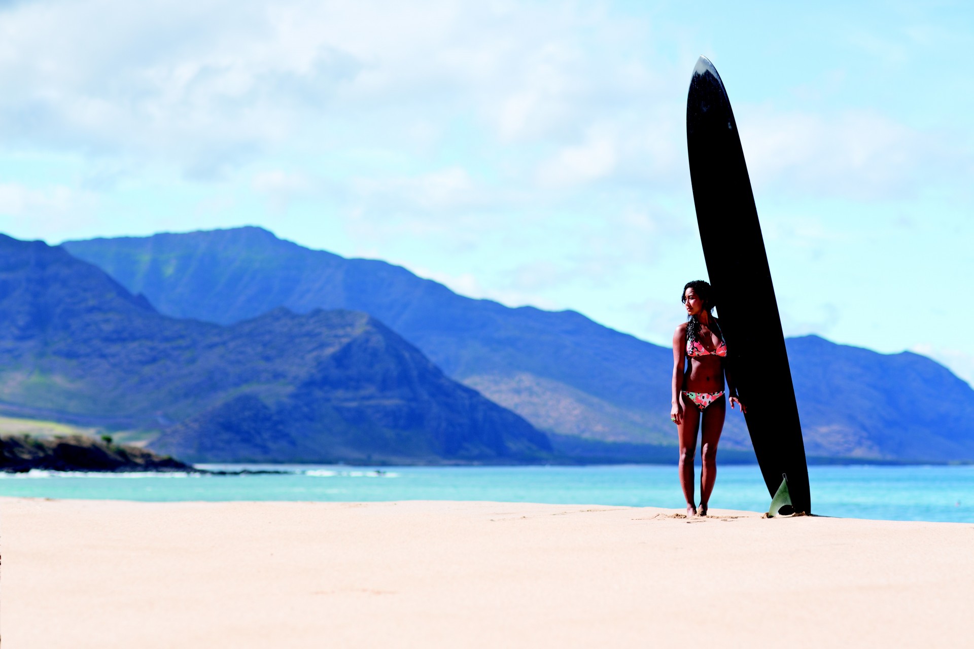 spiaggia ragazza oceano bordo costume da bagno surf sabbia montagne