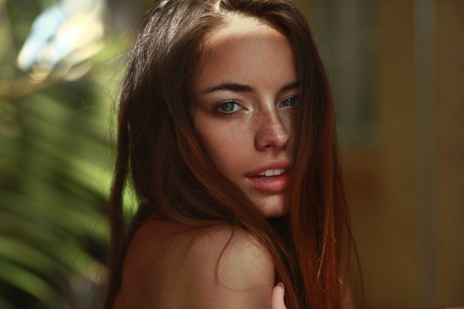 fille visage yeux cheveux rousse regard