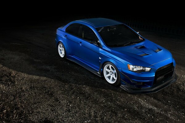 Getunter blauer Mitsubishi Lancer