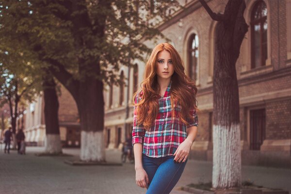 Mädchen in einem karierten Hemd und Jeans