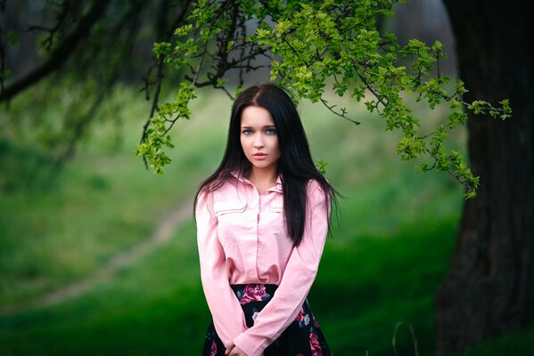 Portrait d une jeune fille perdue dans la forêt