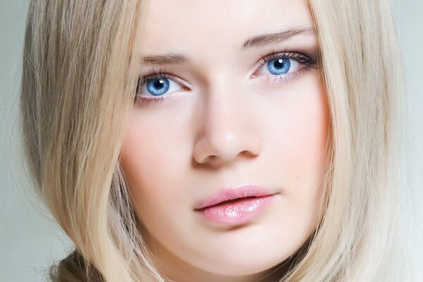 Regard doux d une jeune blonde