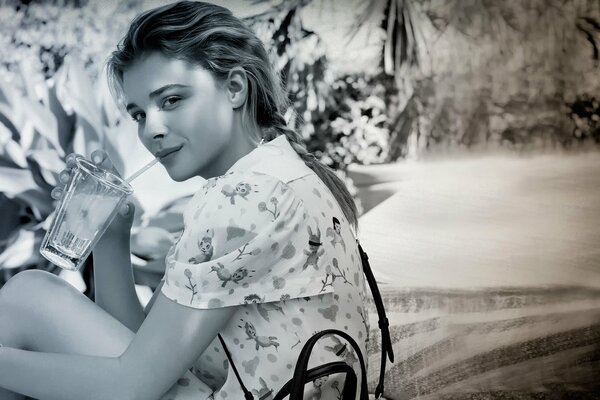 Chloe Moretz beve attraverso il tubo