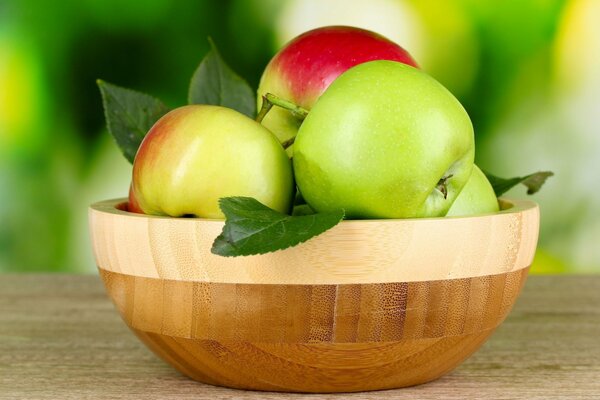 Manzanas verdes en una mesa de madera