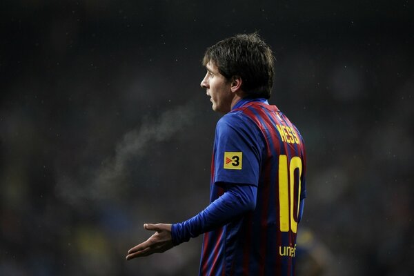 Lionel Messi in uniform at the stadium throws up his hands