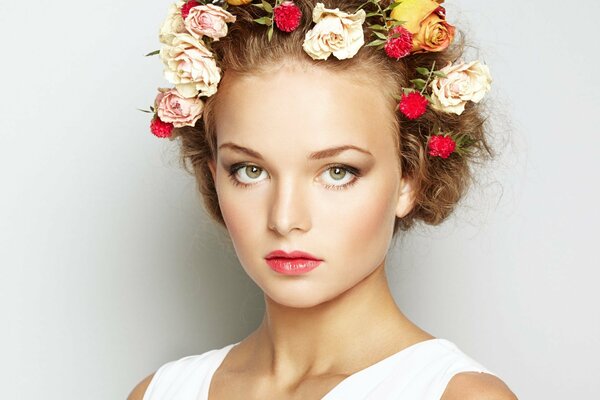 Portrait de jeune fille avec des fleurs dans la coiffure