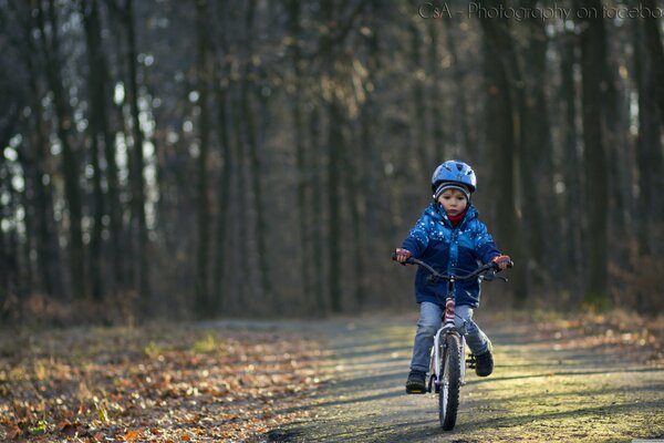 Lindo bebé montando en bicicleta