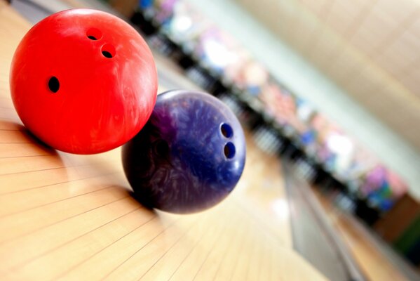 Boules de bowling sur le sol dans la salle