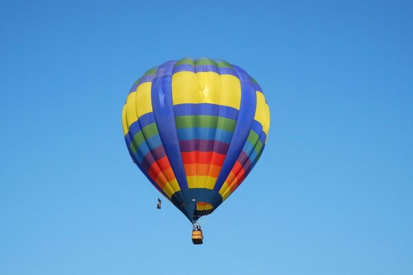 Globo multicolor en el cielo azul