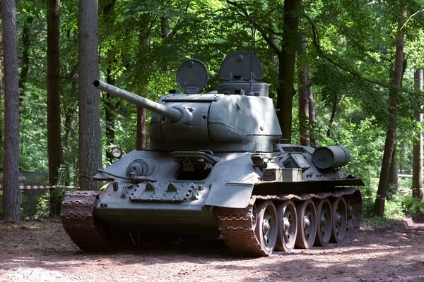 Sowjetischer Panzer fährt durch den Wald