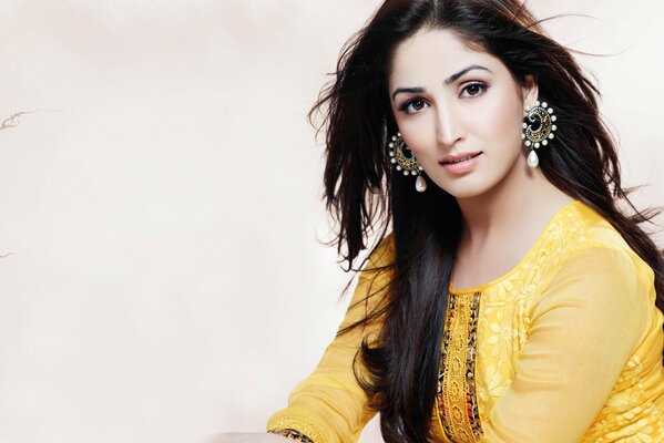 Berühmte Bollywood-Schauspielerin im gelben Kleid