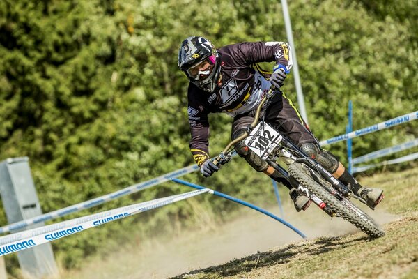 Jeune homme sur un vélo de sport