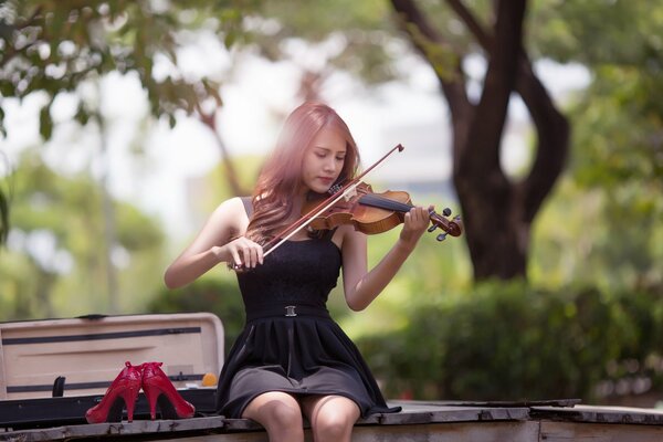 Dibujo musical, asiático en el violín