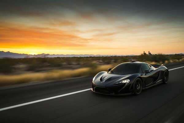 McLaren negro monta en el camino