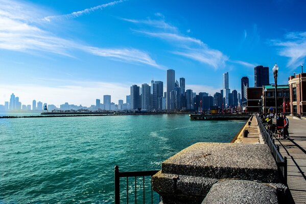 Blick auf Wolkenkratzer und Fluss in Chicago