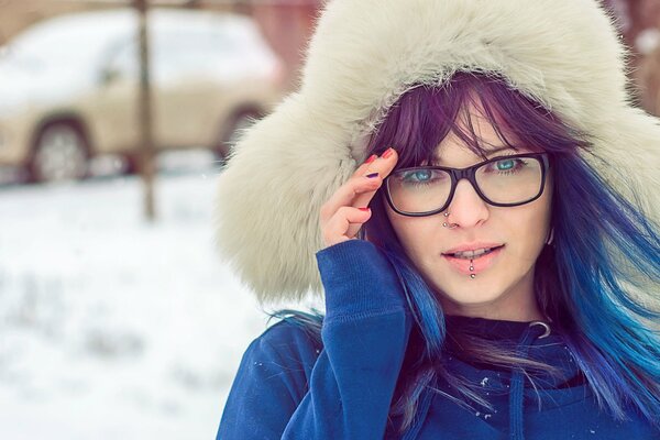 Mädchen mit Piercings , blaue Augen