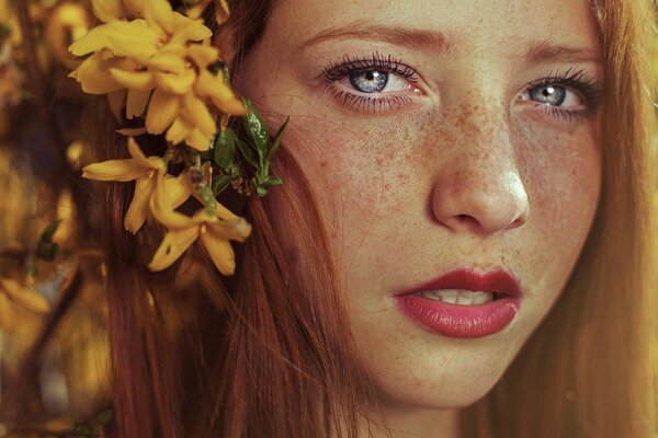 Jolie fille avec des taches de rousseur sur le visage