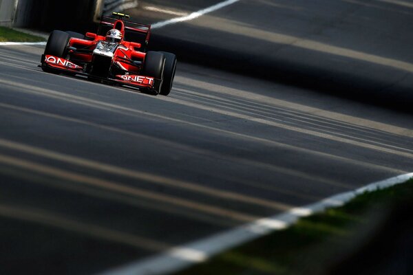 Pilota di Formula Uno al volante