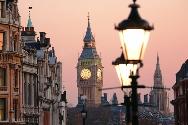 Англия лондон с часами биг-бен и фонарями