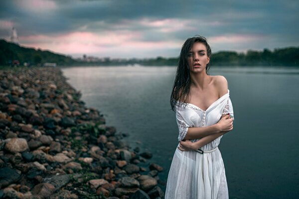 Fille gèle le soir au bord de l eau