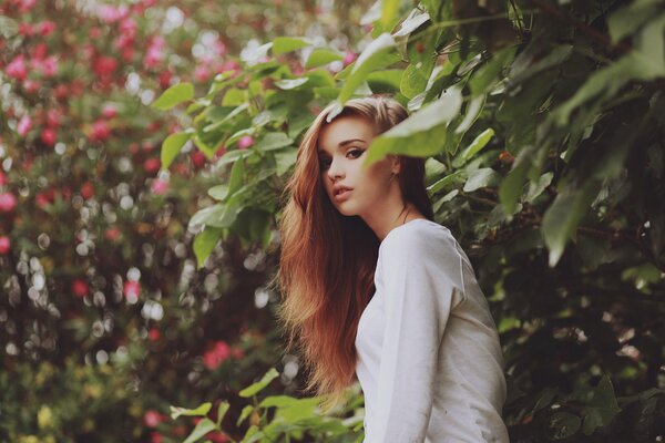 Fille aux cheveux longs dans le jardin