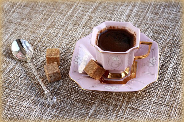 Café negro en taza de porcelana rosa