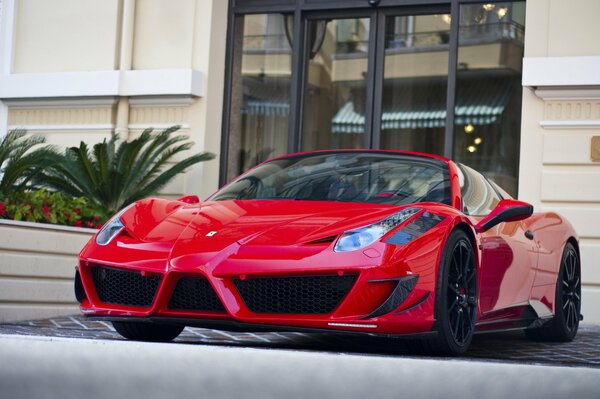 Czerwone Ferrari w Monte Carlo