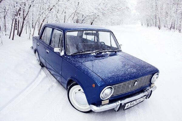 Classico del vento Zhiguli blu in inverno in mezzo alla neve