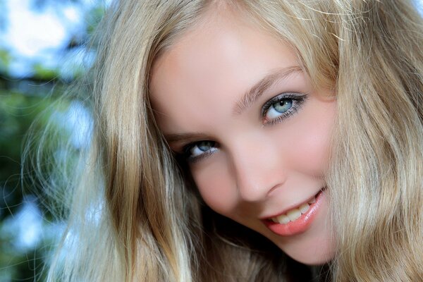 Sienna s blonde face with a smile