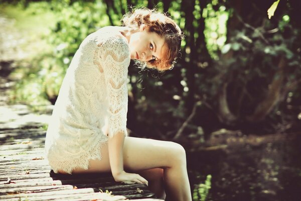 Bella ragazza che riposa sul ponte