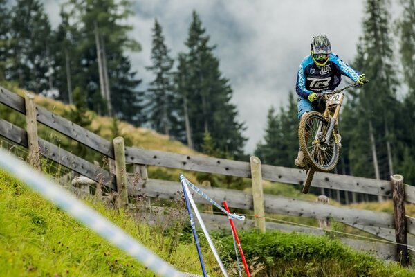 Rennen mit dem Fahrrad über den Zaun