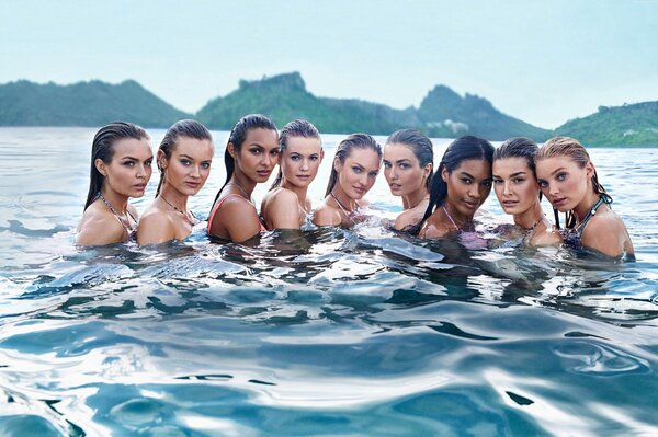 Modelli di ragazze con i capelli bagnati nel mare