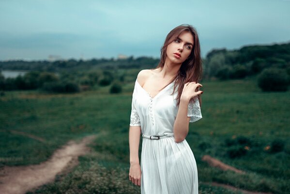 Chica en el fondo de la naturaleza