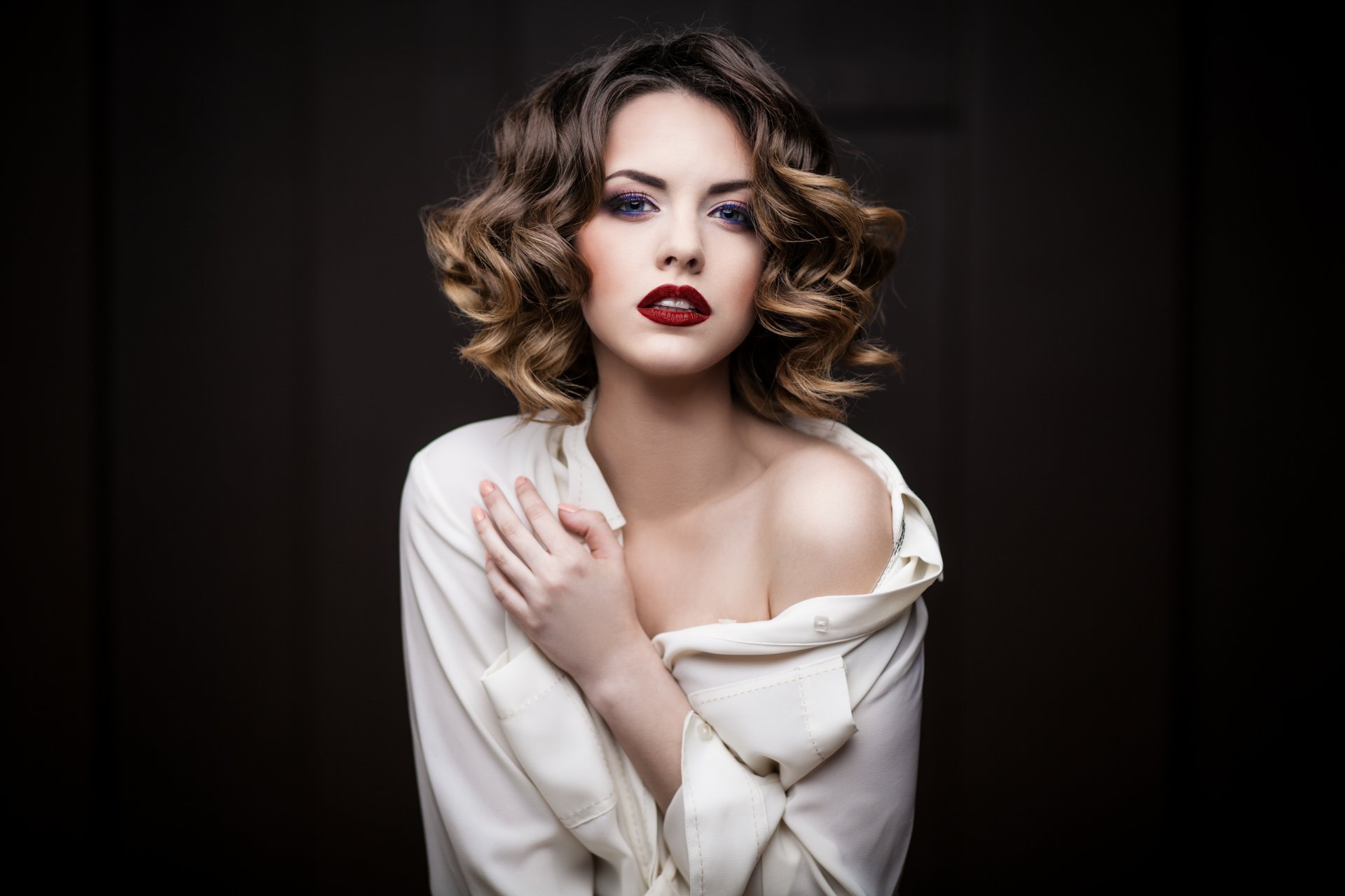 mädchen modell make-up schön haare locken hemd schultern hintergrund