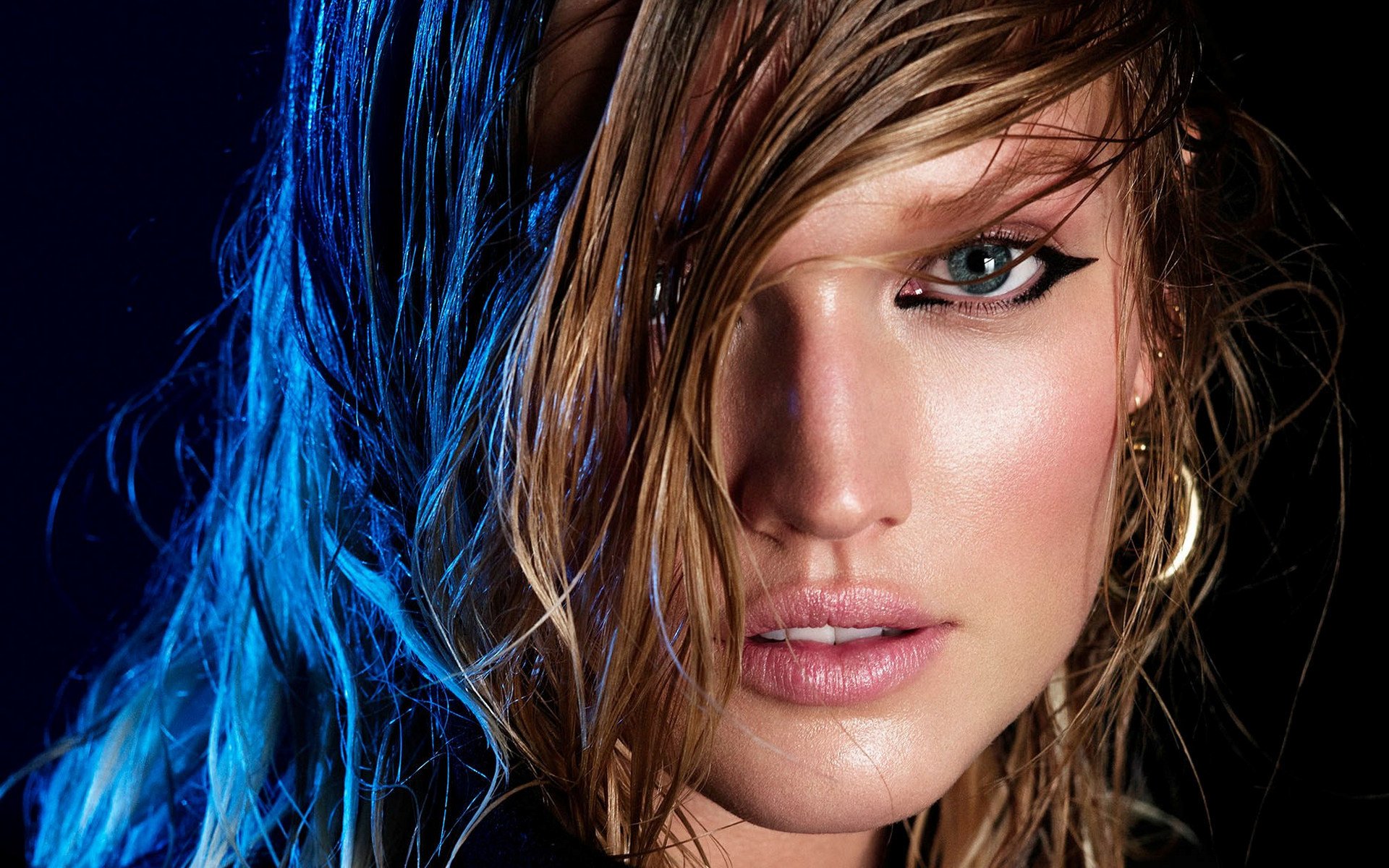 toni garrn modelka spojrzenie oczy mokre włosy ciemne tło