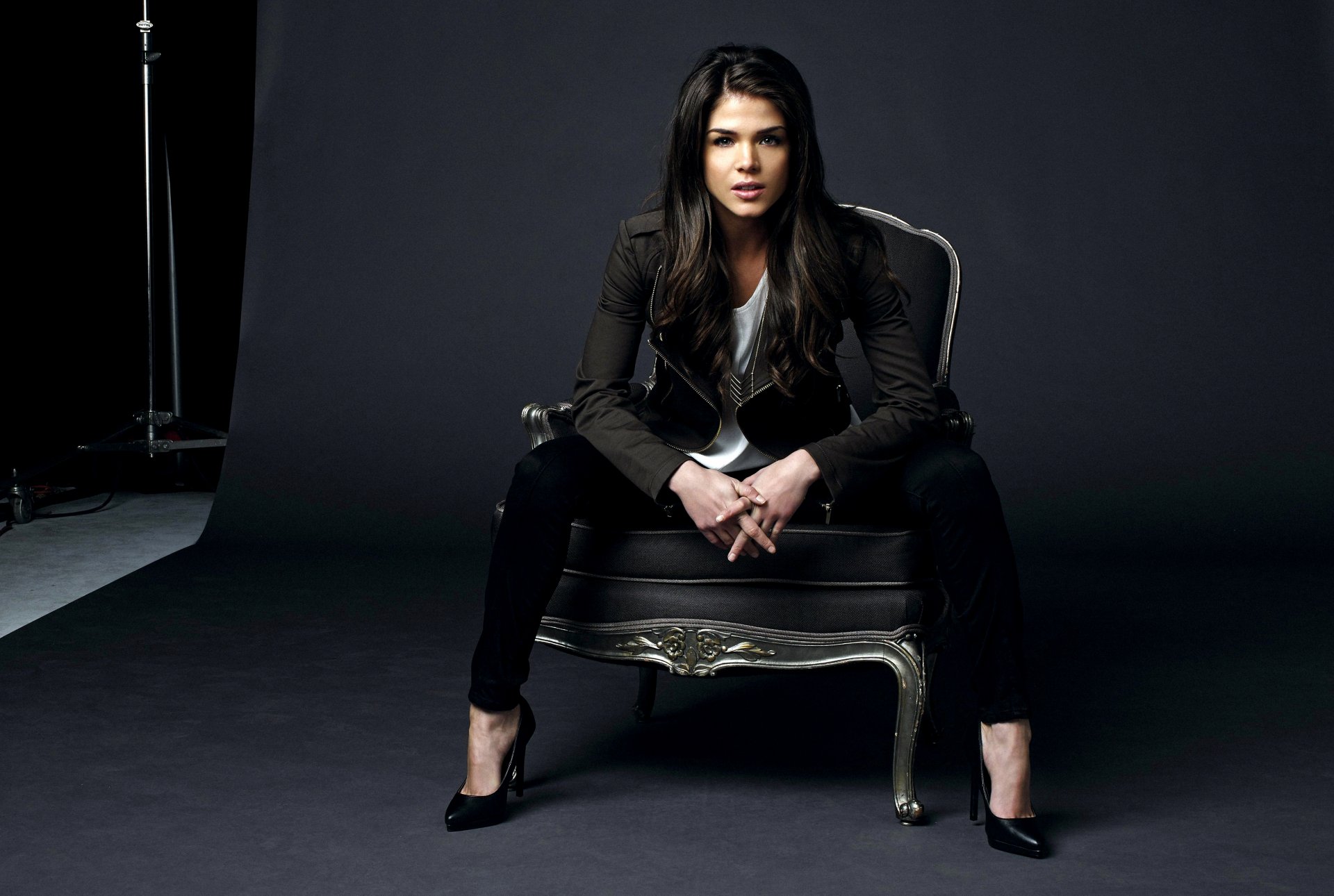 augeropoulos maria augeropoulos schauspielerin brünette mädchen stuhl tv-serie hundert