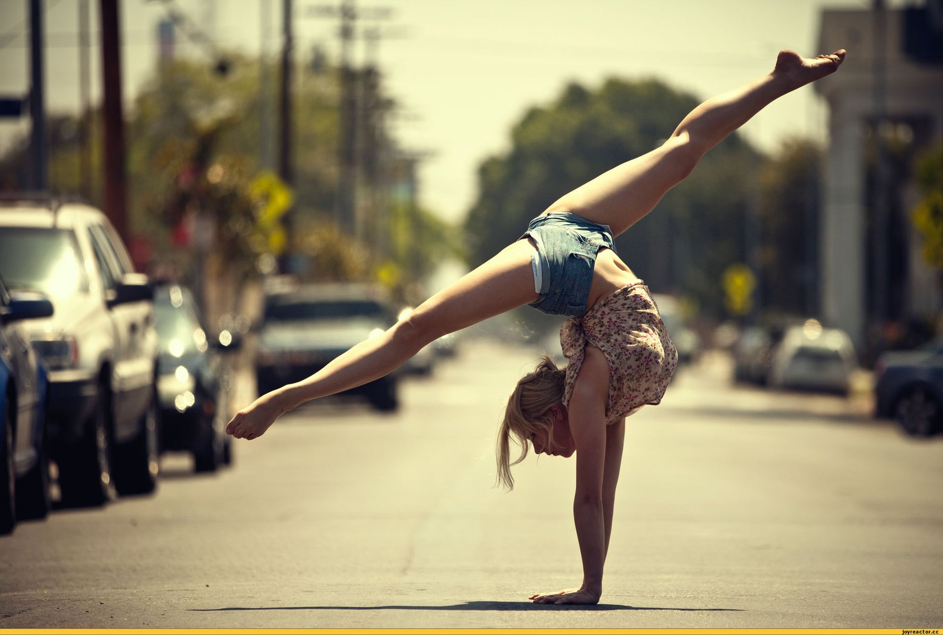 ragazza asfalto strada stretching pantaloncini estate