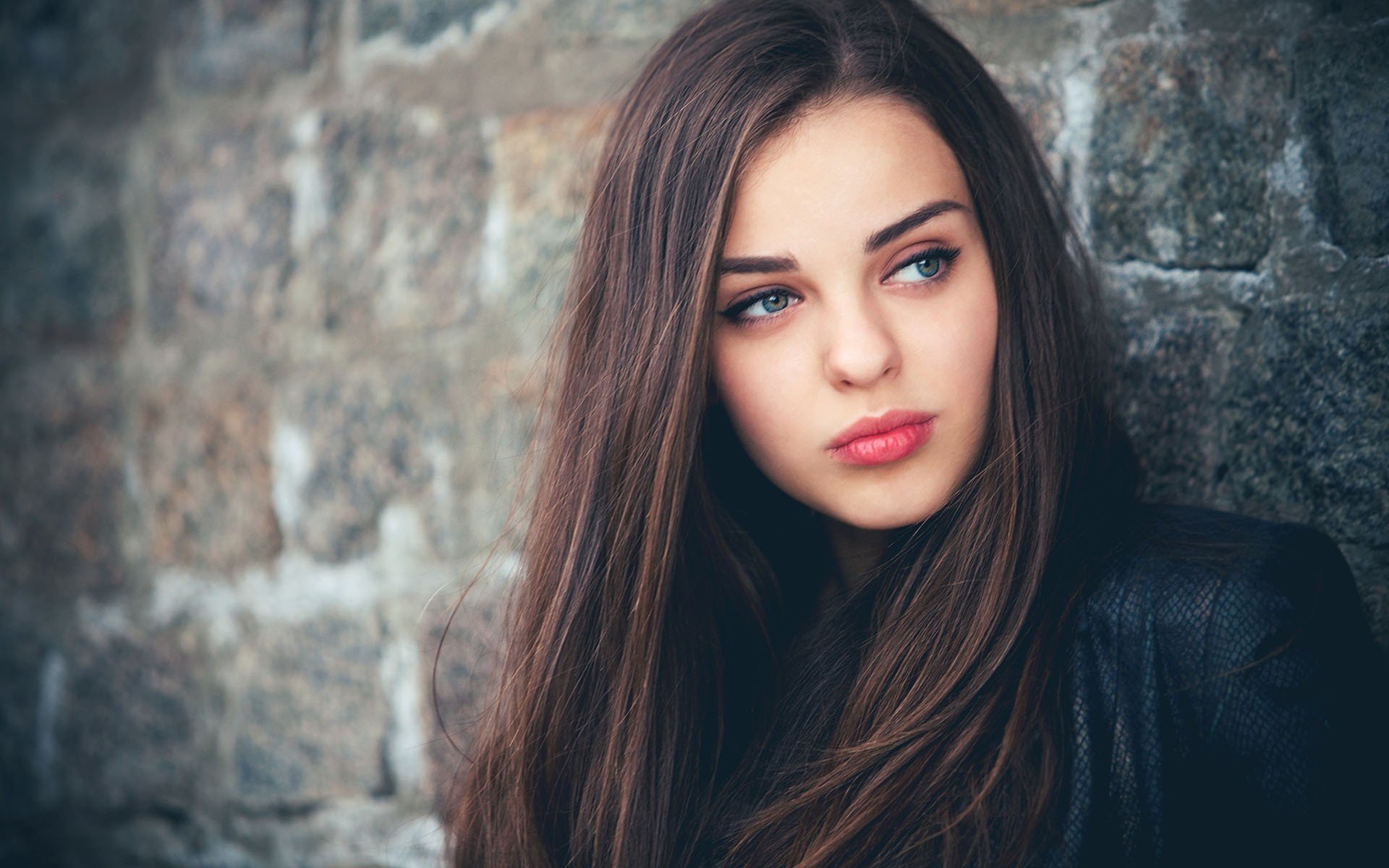 brünette lange haare blick lippen wand