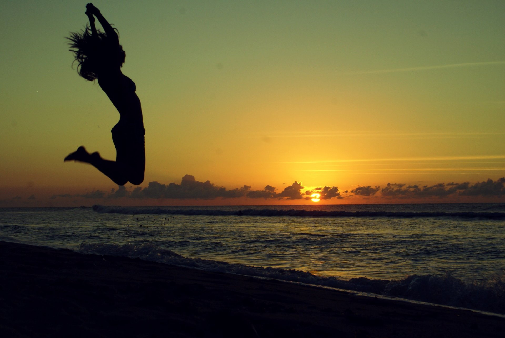 mädchen frauen sonnenuntergang silhouette strand haare mund offen meer sonne wolken sprung lange haare natur im freien haare springen