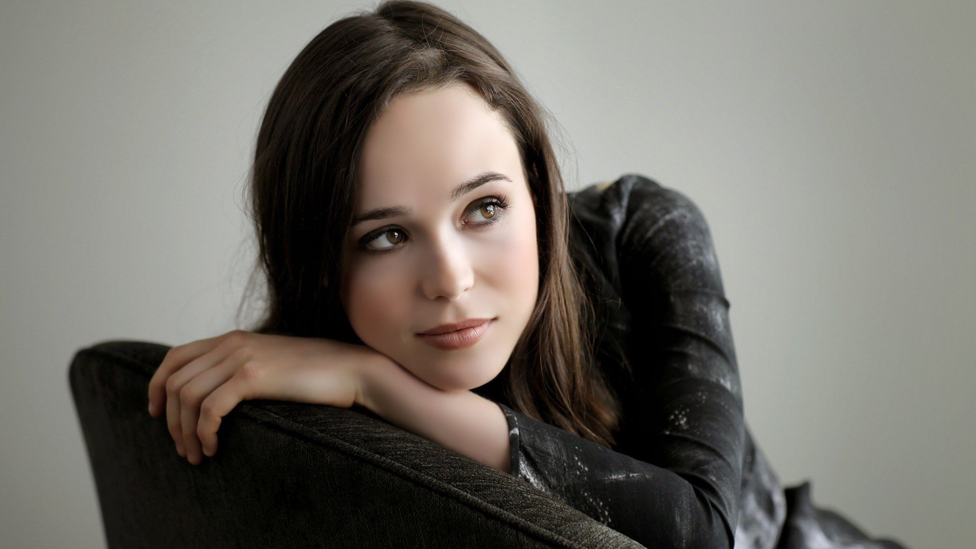 ellen page brunetka aktorka dziewczyna oczy spojrzenie tło tapeta