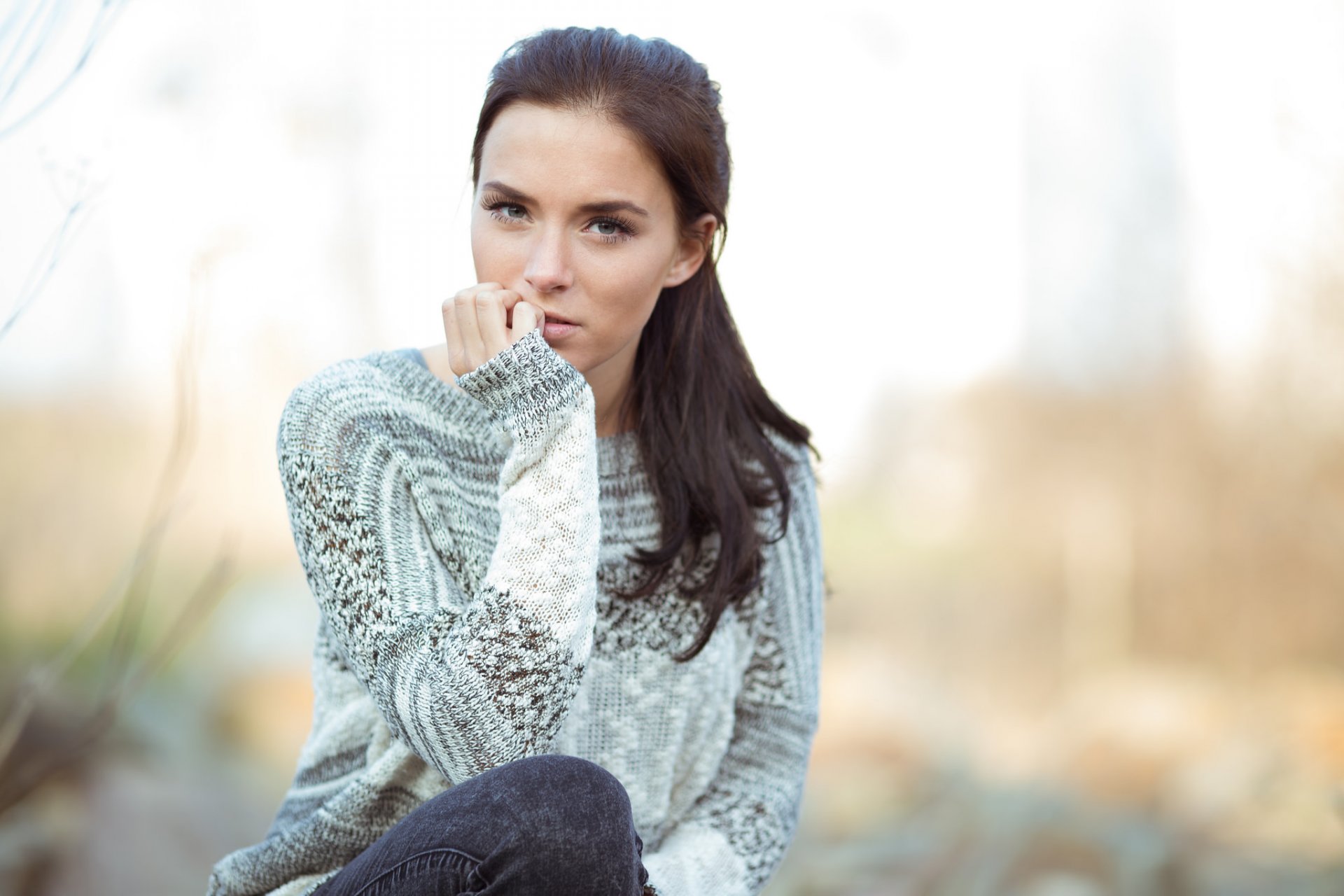 mädchen blick wimpern haare gesicht hand jacke sitzen