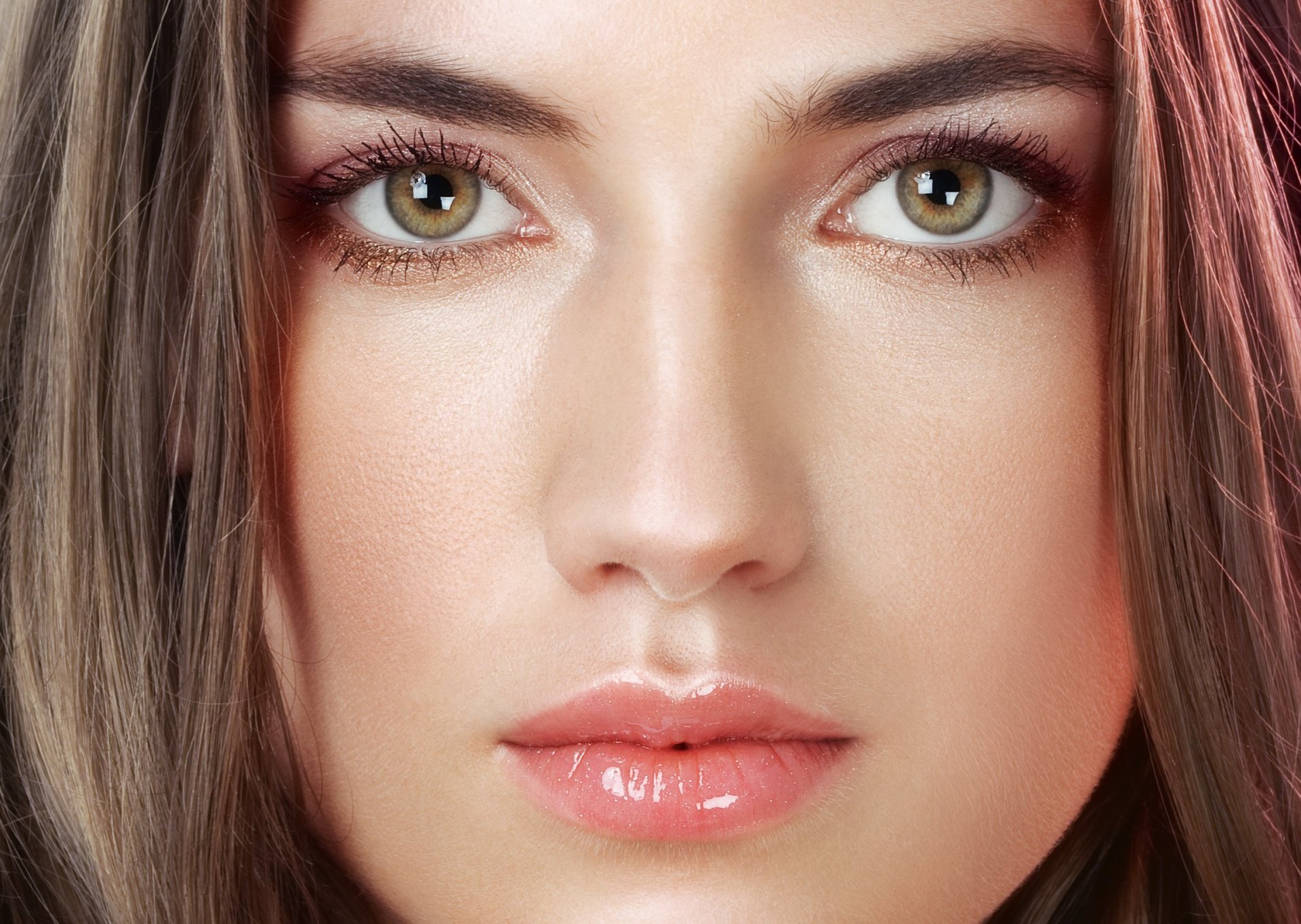 chica cara primer plano mirada ojos verdes labios cabello modelo