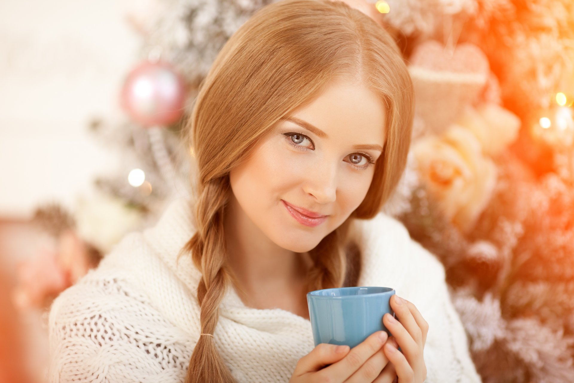 fille yeux gris blond regard sourire tasse tresses chaleur