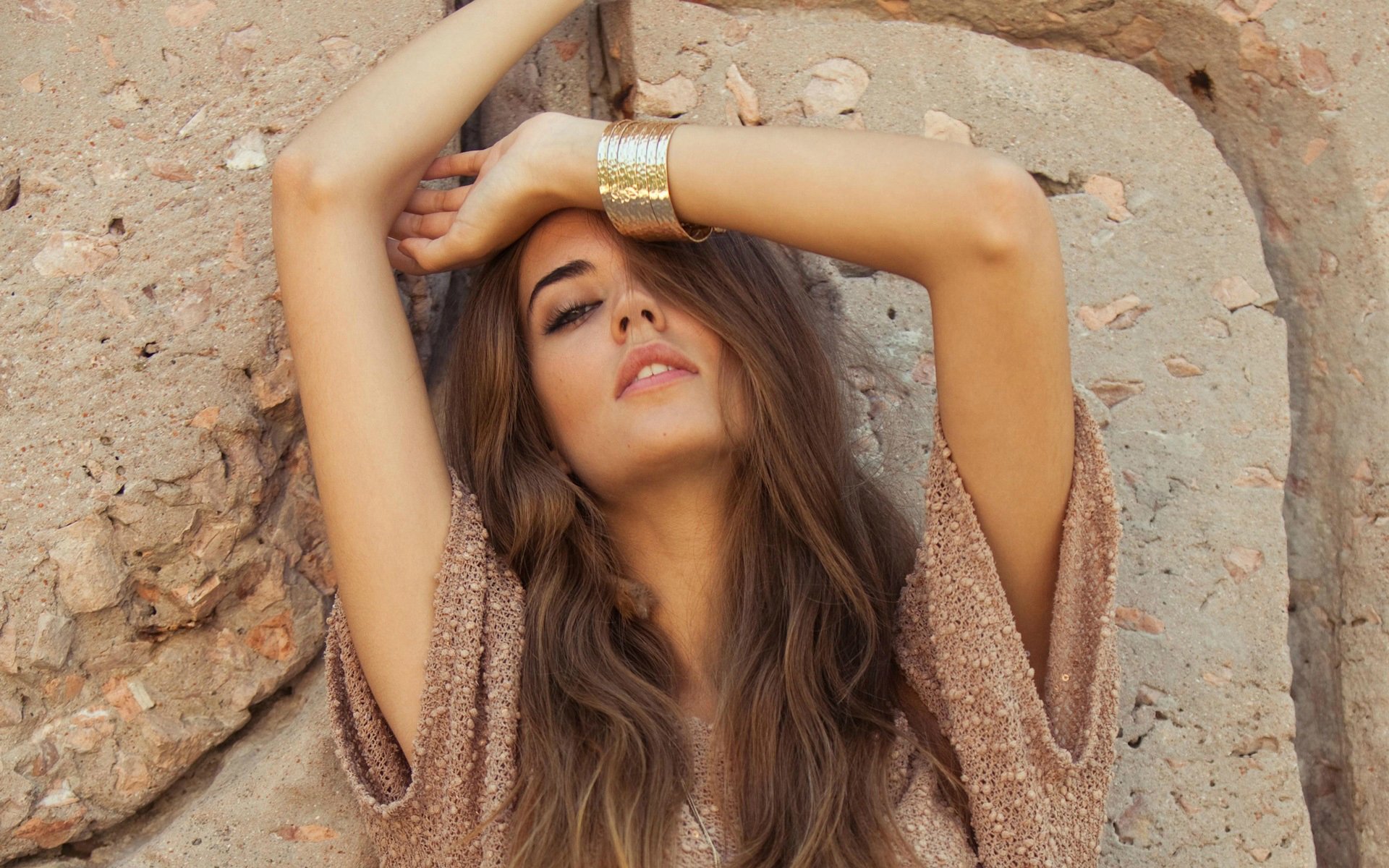 clara alonso modèle fille pose mains bracelets visage