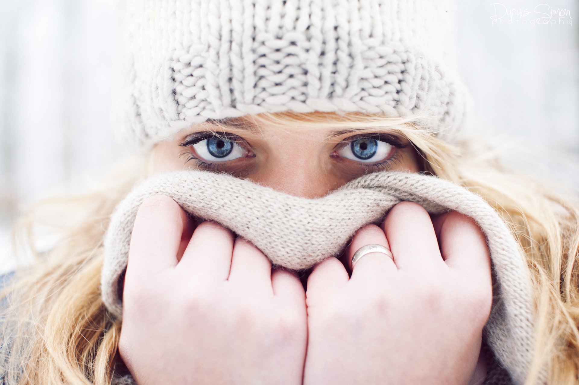 fille blonde yeux bleus regard chapeau mains anneau écharpe hiver froid