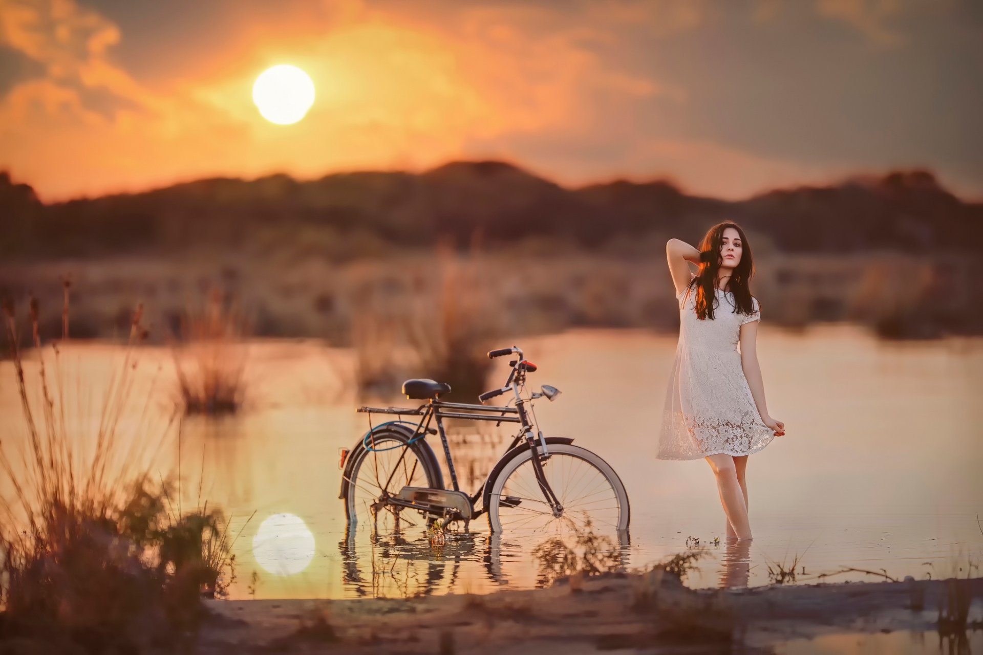 in acqua bicicletta ragazza sole