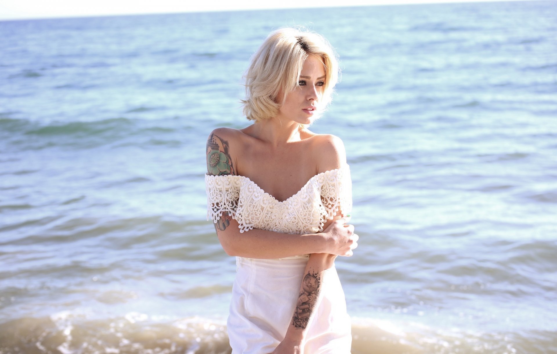 alysha net fille blonde tatouage tatouages robe